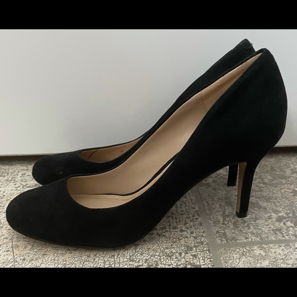 EUC VINCE CAMUTO SUEDE HEELS.